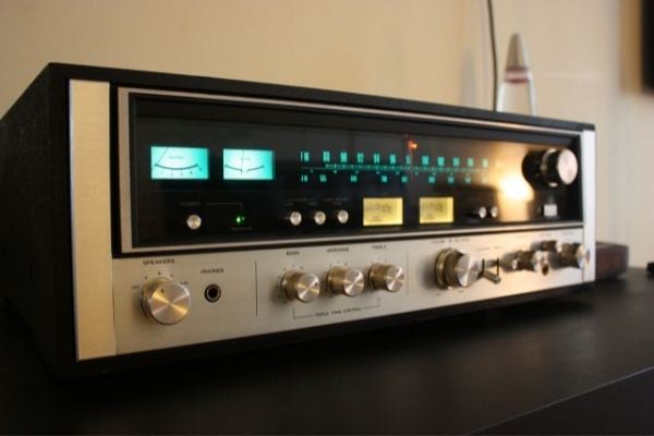 Une chaîne Hi-fi qu'il faut débrancher pour réduire la facture