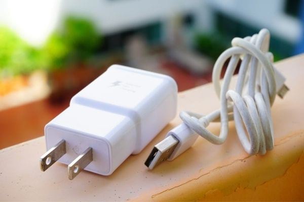 Un chargeur de téléphone débranché pour consommer moins