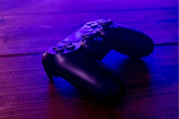 Une manette de playstation qui doit être débranché pour réduire la facture