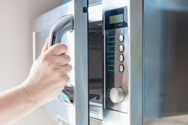 Un micro-ondes qui doit être débranché pour réduire la facture