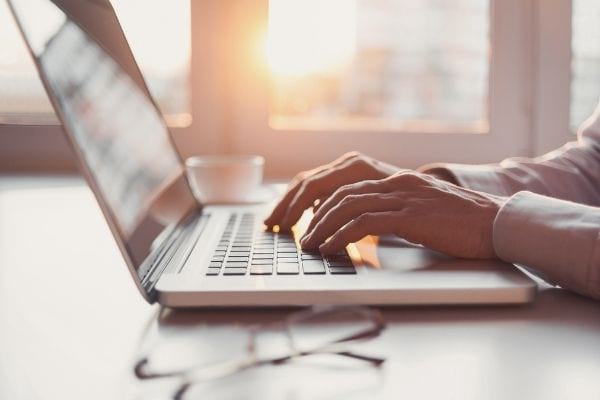 Un ordinateur portable débranché du courant pour consommer moins