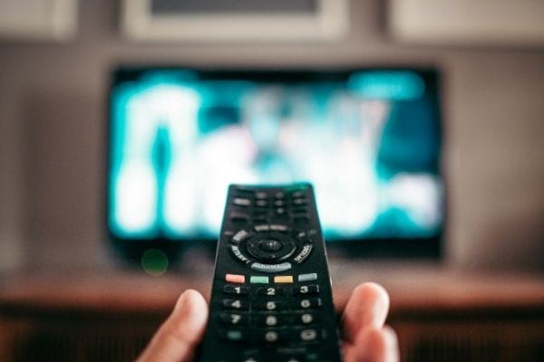 Une télévision qui doit être débranché pour économiser de l'électricité