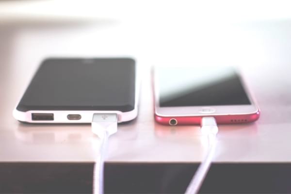 Des chargeurs de téléphone qui coutent chers en électricité