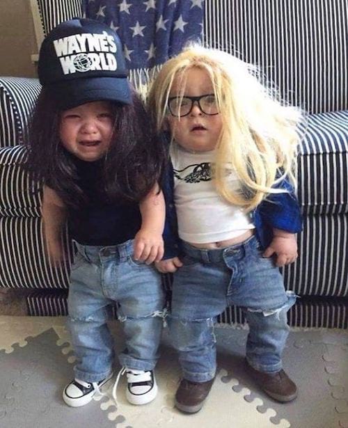 Deux bébés vêtu comme des grandes personnes avec des longs cheveux 