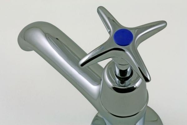 Un robinet avec un mitigeur en position intermédiaire