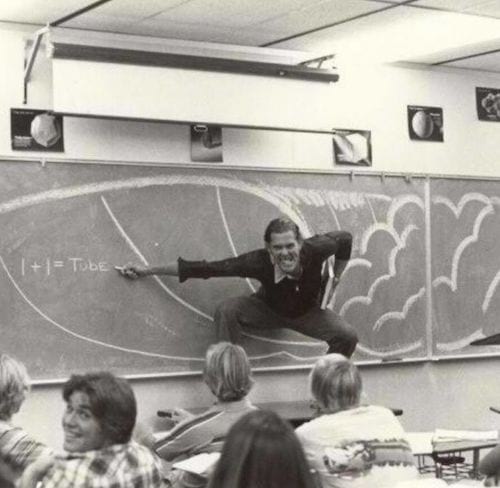 Un enseignant de maths assez étrange au tableau avec une position pas familière