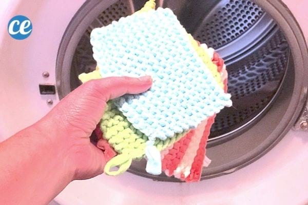 des éponges tawashi à nettoyer dans la machine à laver