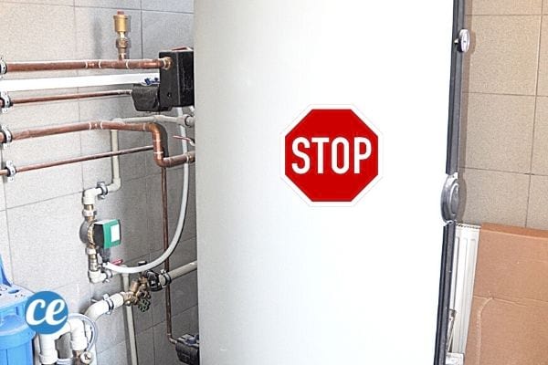 un chauffe eau installé dans un garage