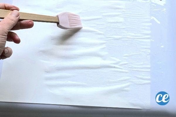 Du savon en feuille fait maison avec du gel douche étalé avec un pinceau