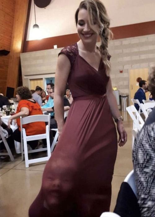 Visage d'enfant sous la robe d'une Femme 