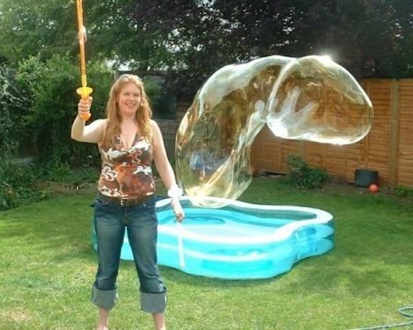Femme faisant une grosse bulle avec une forme étrange 