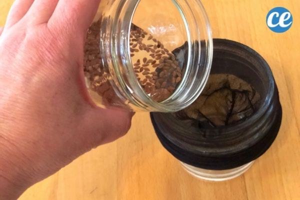 filtrage des graines de lin  avec un tissu fin pour obtenir du gel