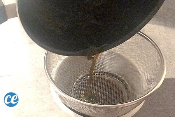 du sirop de thym en train d'être filtré