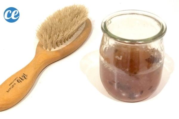 Du gel de lin fait maison et une brosse à cheveux en bois