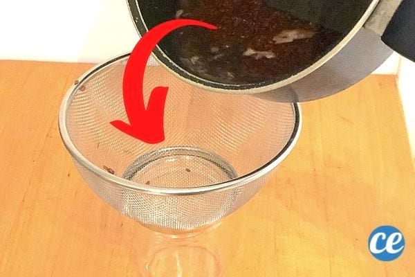 du gel de lin filtré dans une passoire