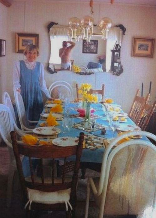 Une grand-mère qui voulait prendre une photo avec sa table de Thanksgiving avec son mari derrière pas habillé