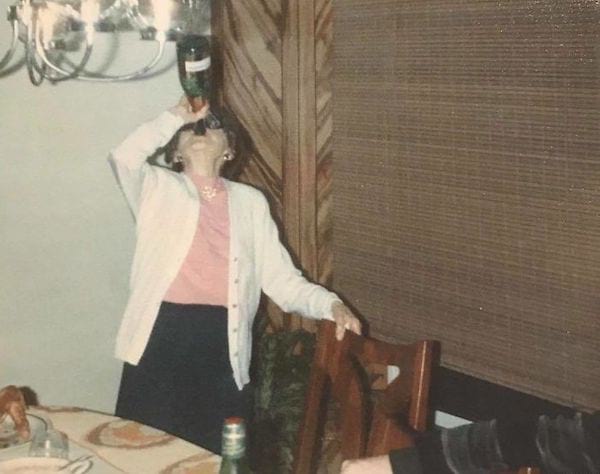 Une grand-mère buvant une bouteille de champagne 