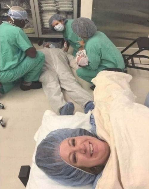 Une Femme allongée en salle d'accouchement prends en photo son mari dans le coma suite au choc émotionnel