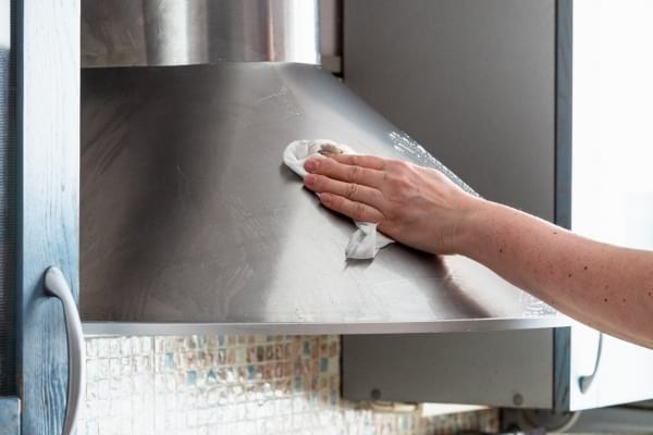 Une hotte aspirante de cuisine en train d'être nettoyée