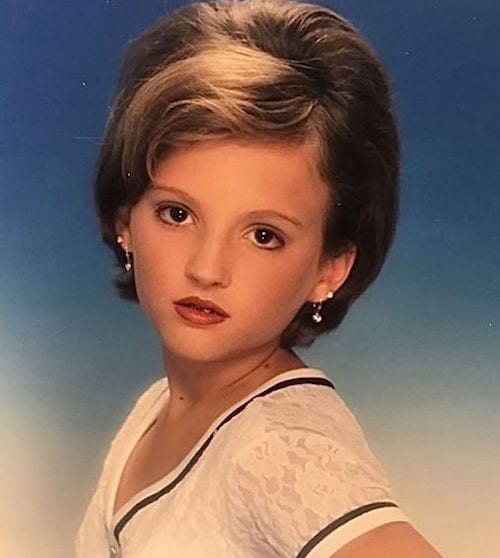 Jeune fille transformée en Femme avec du maquillage 