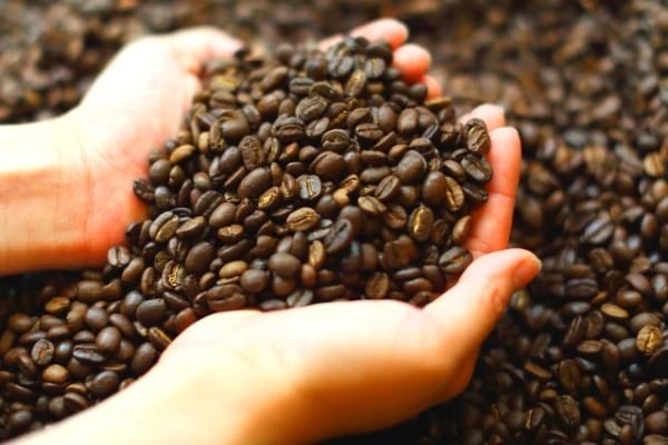 Le café en grains se conserve mieux et plus longtemps.