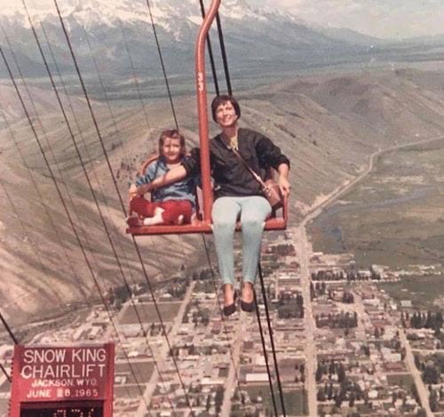 Une mère avec sa fille dans un ascenseur extérieur sans ceinture de sécurité 