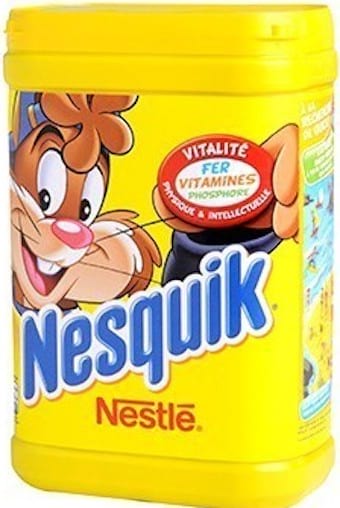Une boîte de chocolat en poudre Nesquik qui contient peu de cacao