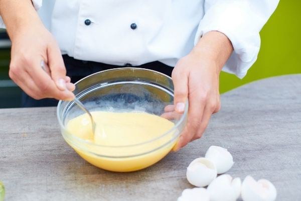 Préparation d'une omelette dans un bol transparent qui est faites avec du jaune d'oeuf