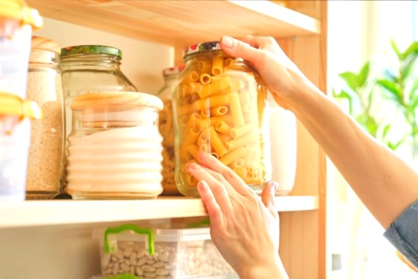 Mettez les aliments dans des bocaux hermétiques pour les conserver plus longtemps.