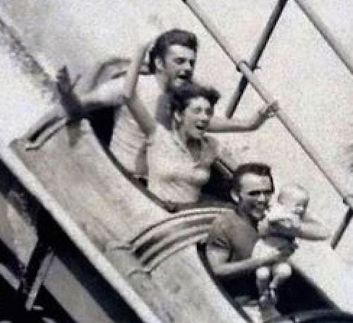 Manège à sensation avec un père à l'avant portant son fils bébé dans les bras 