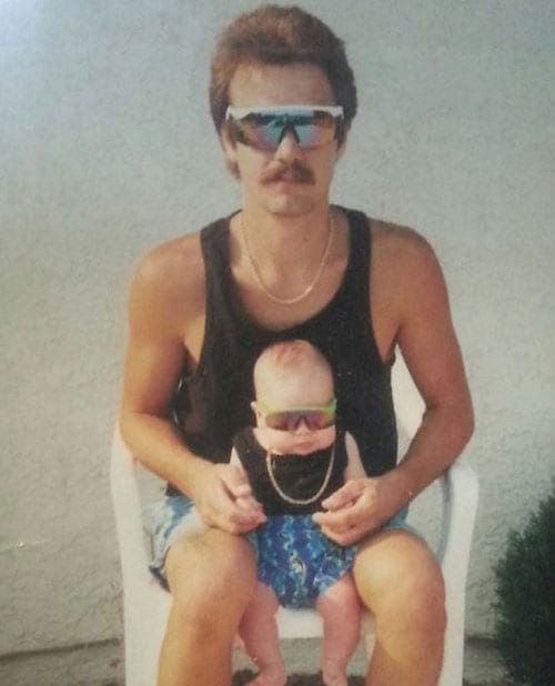 Père et son fils vêtu de la même manière avec des lunettes anti-reflet