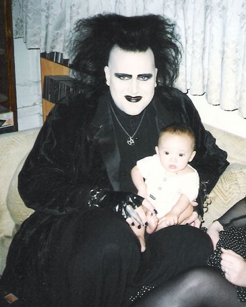 Un homme gothique portant un bébé 