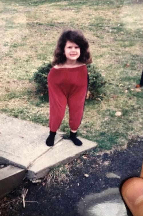 Petite fille qui met tout son corps dans un bas rouge 