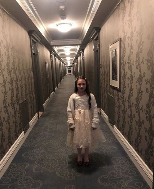 Jeune fille dans un couloir lumineux étrange 