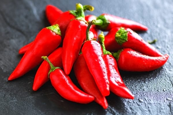 Capsaicin aus Chilischoten ist ein wirksames Mittel gegen Schuppenflechte auf der Kopfhaut.