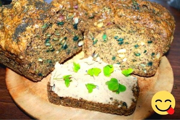 Deux morceaux de pain dans une assiette avec un peu d'oxalis sur l'un des morceaux