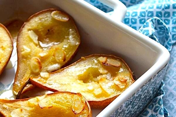 Des poires rôties au miel avec des amandes effilées pour le petit déjeuner