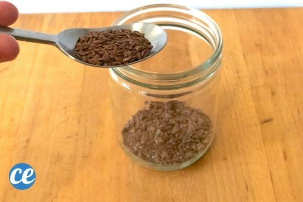 Des graines de lin brun dans un bocal