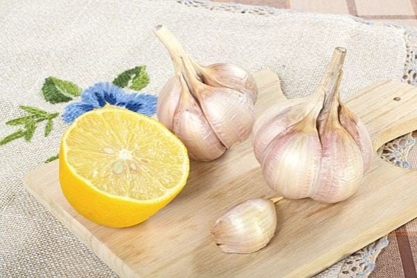 un demi citron et des gousses d'ail