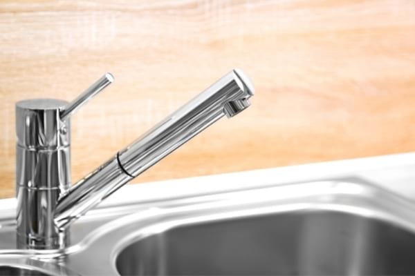 Un robinet de cuisine qui brille