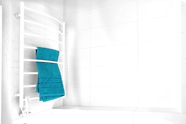 un sèche serviette installé dans la salle de bain
