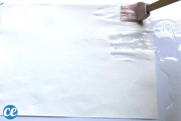 le savon gel est étalé pour faire du savon en feuille
