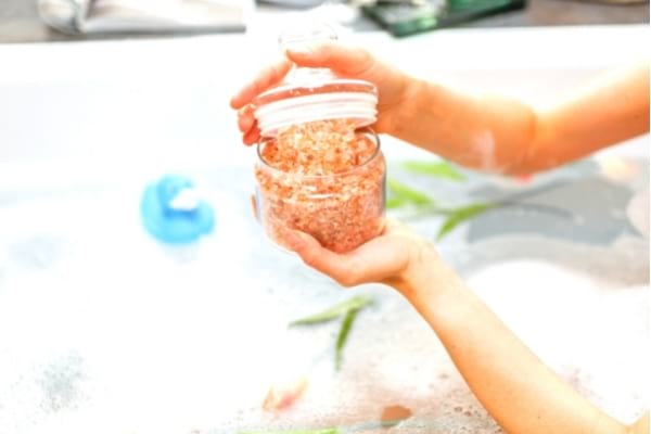 Faites un bain au sel d'Epsom pour apaiser le psoriasis du cuir chevelu.