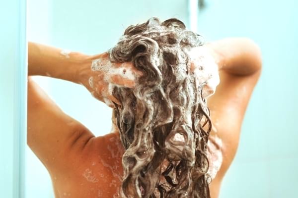 Utilisez un shampooing adapté pour apaiser le psoriasis du cuir chevelu.