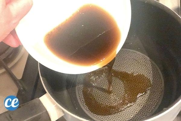 infusion de thym versée dans la casserole