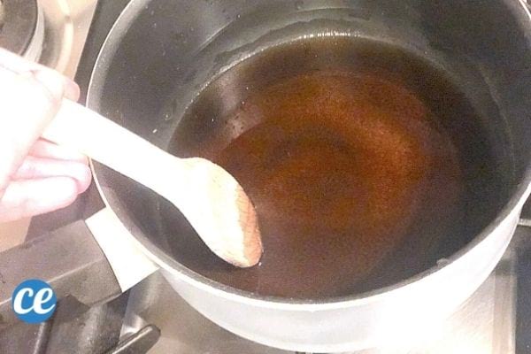 sirop de thym en train d'épaissir