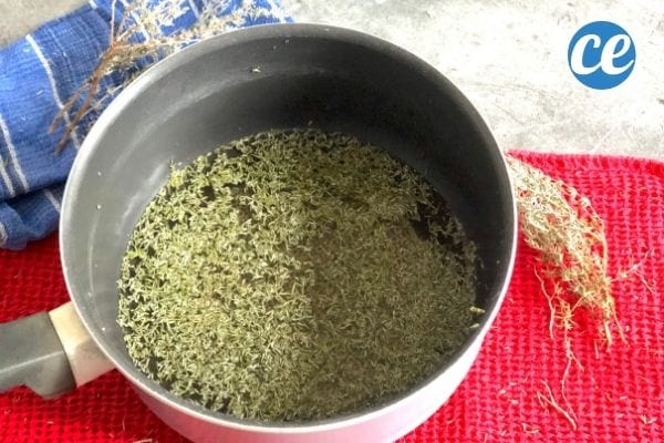 Du thym émietté dans une casserole avec de l'eau