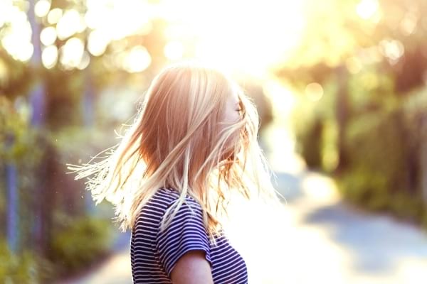 Rien de tel que le soleil et sa vitamine D pour réduire les crises du psoriasis du cuir chevelu.