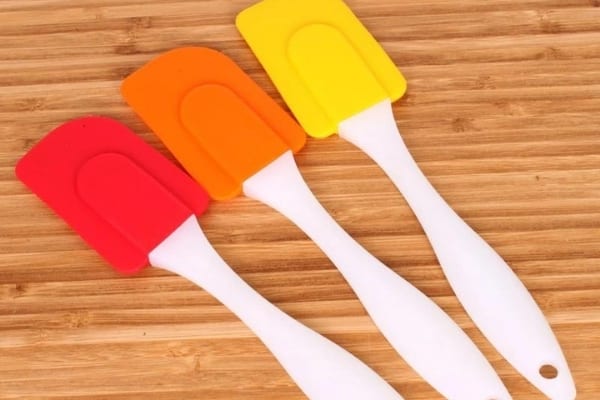 Des spatules maryse de différentes couleurs qu'il ne faut pas mettre dans le lave-vaiselle