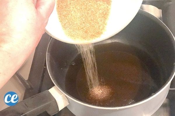 sucre versé dans la casserole